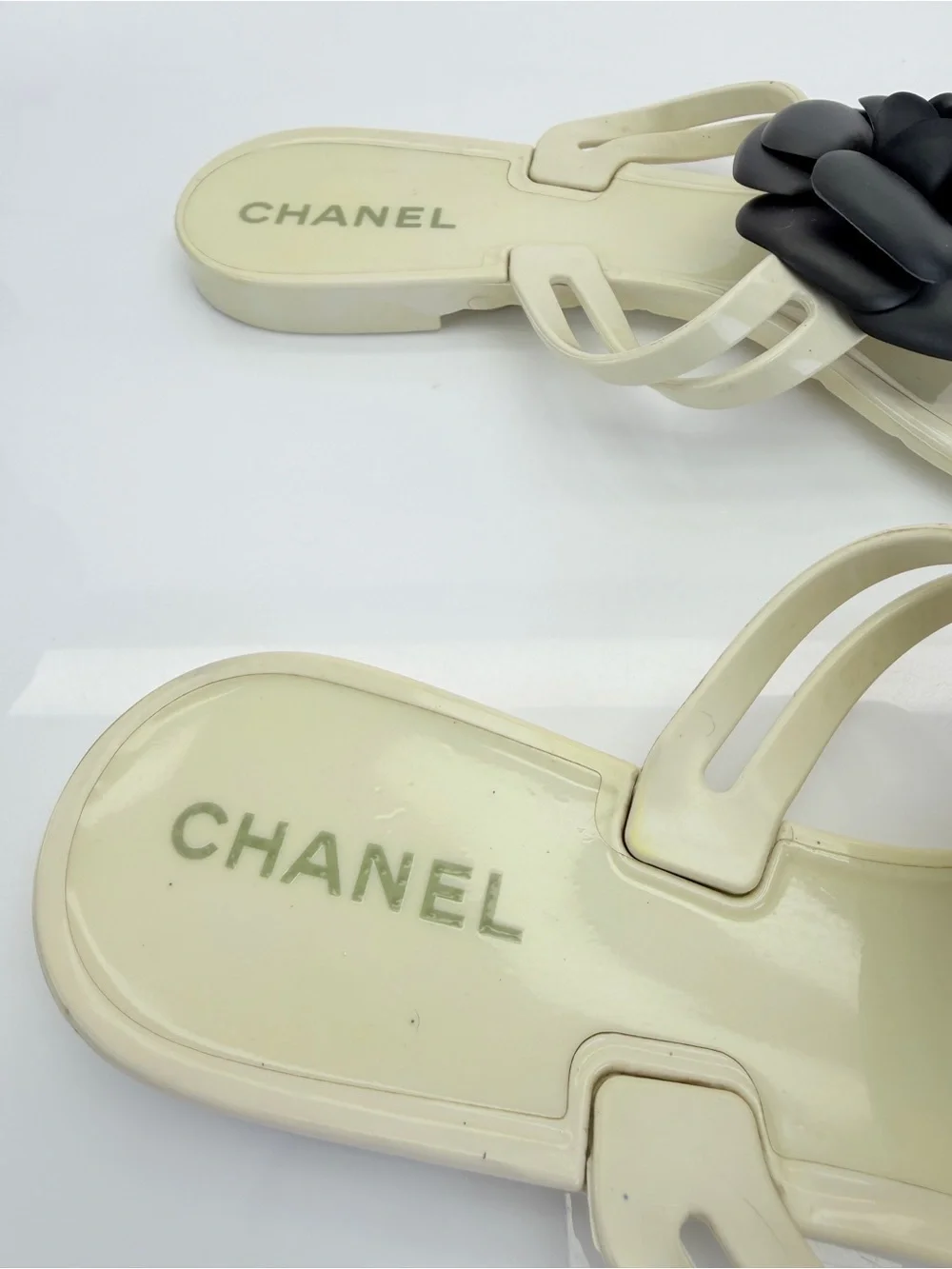 Chanel White/Black Camellia Flower Thong Sandals Size 8.5/39